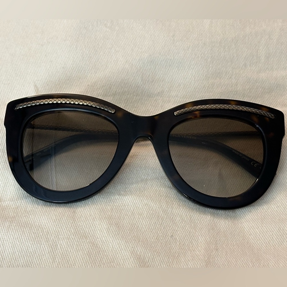 Authentic Bottega Veneta sunglasses
BV0030S 49-24-135 with Case
